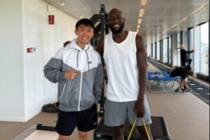 玉昆球員徐宏杰曬與盧卡庫共同康復照：積極康復，一步一步向前
