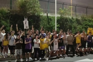 今晚不睡了！詹姆斯飛抵成都 大量球迷在機(jī)場外和酒店外堅(jiān)定守候