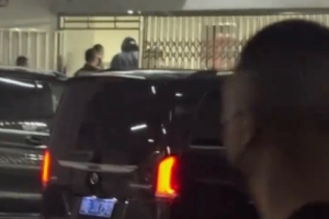 凌晨許球迷在成都機(jī)場(chǎng)出口歡迎詹姆斯 在酒店地下車庫(kù)看到詹姆斯