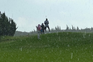 不懼風雨！詹姆斯曬最近在上海冒著大雨打高爾夫：你能忍受雨水嗎